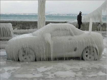 http://www.aventuresnouvellefrance.com/blog/wp-content/uploads/2013/01/voiture-gelee-quebec.jpg