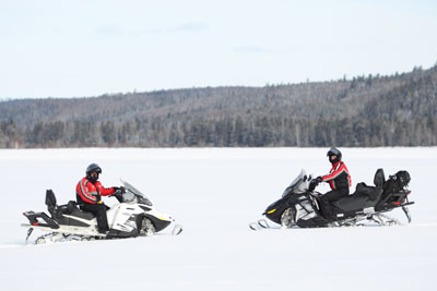 motoneige sur lac gelé