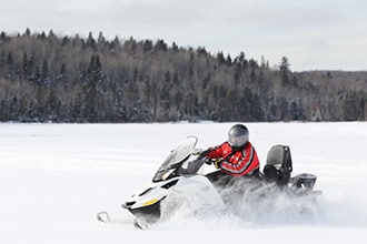 motoneige sur lac gelé