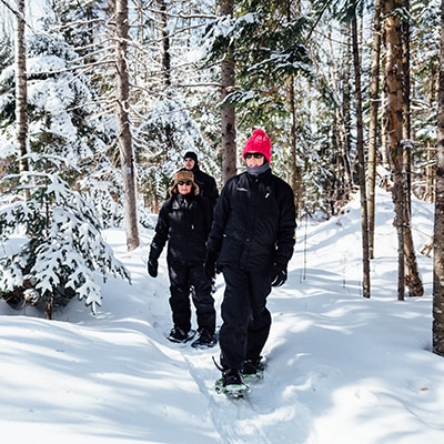 raquettes à neige en foret