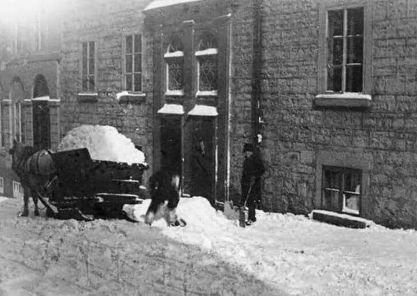 Ramassage de la neige avec des chevaux ville de Québec