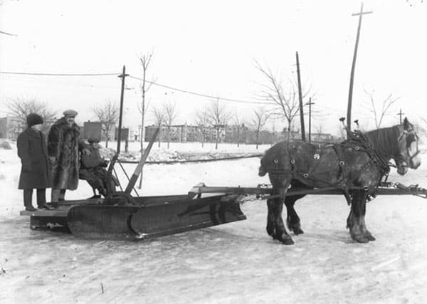 Chasse-neige tiré par des chevaux à Montréal