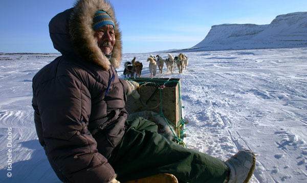 inuit et traineau à chien