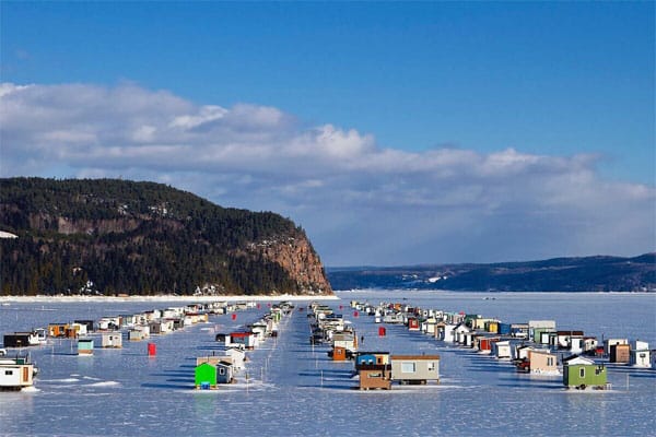 Village de pêcheur sur la glace du fjord